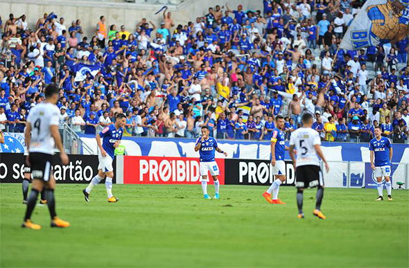 Rafinha (centro) marcou o gol do Cruzeiro no empate por 1 a 1 com o Corinthians, neste domingo / Foto: Super Esportes 