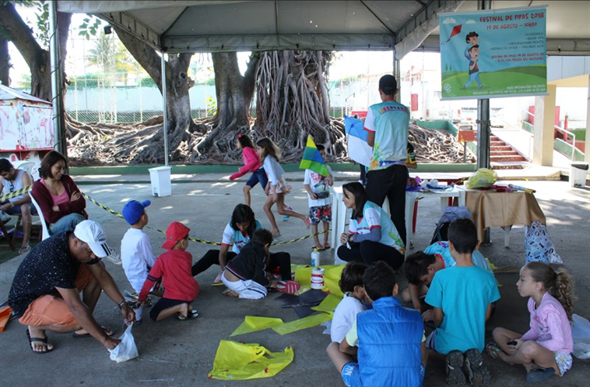 Crianças aprendem a confeccionar pipas e a brincar com segurança/ Foto: Clube Náutico de Sete Lagoas
