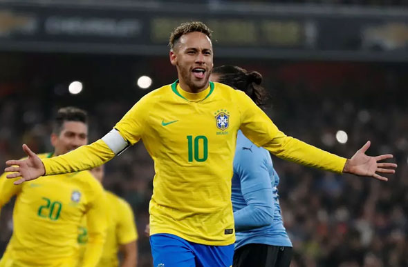 Foto: Peter Cziborra / Reuters/ Neymar comemora o seu gol na partida amistosa entre Brasil e Uruguai, em Londres