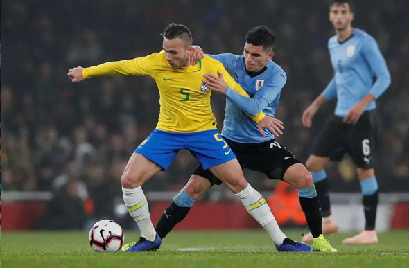 Foto: David Klein / Reuters/ O Uruguai marcou muito bem a equipe do Brasil, que pouco produziu durante a partida como um todo