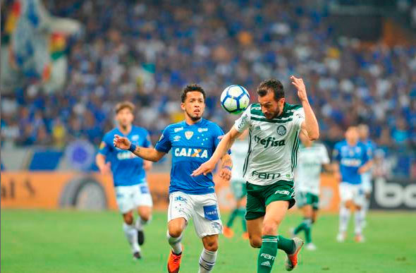 Foto: Alexandre Guzanshe/EM D. A Press/  Cruzeiro ampliou sua vantagem no primeiro tempo com gol de Barcos, aos 26 minutos: 1 a 0