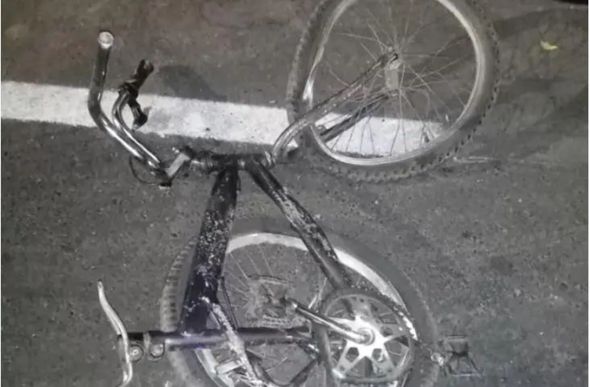 Bicicleta ficou bastante destruída. — Foto: Polícia Militar / Divulgação