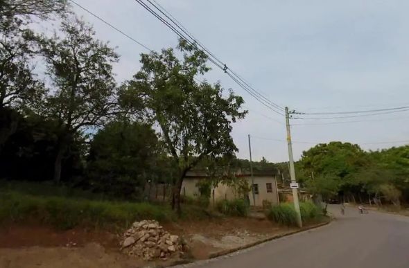 Corpo foi encontrado nesta quarta-feira (27) na rua Ponte, no bairro Bonsucesso, a cerca de 1,5 km do local do crime — Foto: REPRODUÇÃO/GOOGLE STREET VIEW