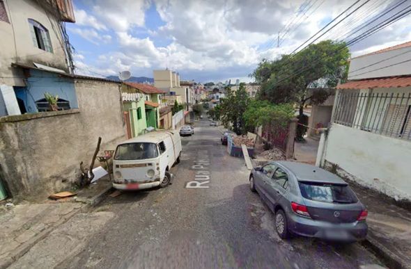 Vítima estava há 15 dias trancada em casa no bairro Sagrada Família, região Leste de BH — Foto: Reprodução / Google Street View
