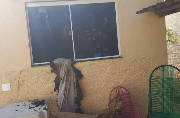 Chamas destruíram colchão e cama — Foto: Divulgação/Corpo de Bombeiros