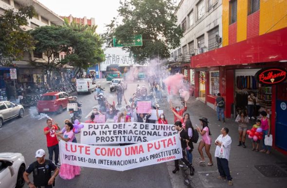 Prostitutas reivindicam regulamentação da profissão em passeata na Rua Guaicurus — Foto: Daniele Oliveira/Divulgação