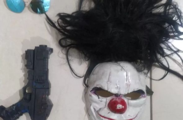 Máscara de palhaço e arma usadas por indivíduo morto em Uberlândia — Foto: Polícia Militar/Divulgação