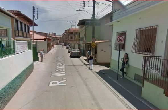 O crime ocorreu na Travessa Wenceslau Braz I, no bairro Barro Preto, em Mariana — Foto: Reprodução/Google Maps