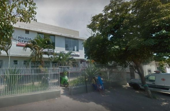 Suspeita foi levada para a Delegacia de Plantão de Pirapora — Foto: Reprodução / Google Street View