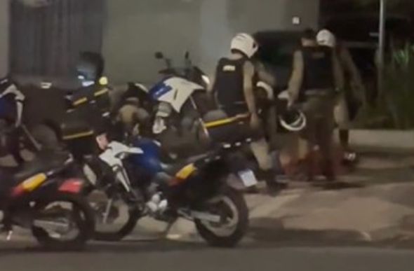 Militares agridem motociclista com chutes REPRODUÇÃO/RECORD TV MINAS