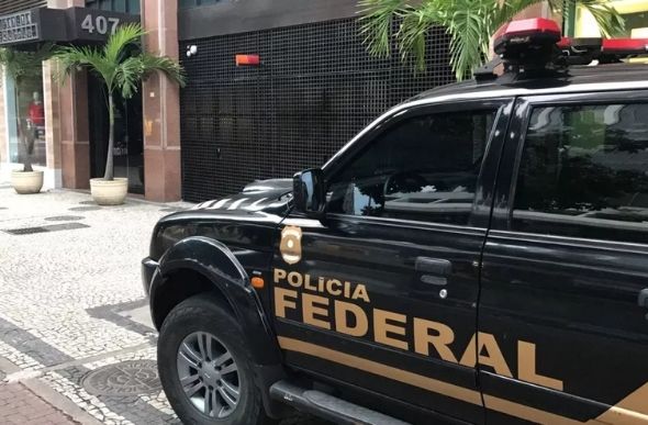 Imagem mostra veículo da Polícia Federal em frente a um prédio no Rio de Janeiro — Foto: Diego Haidar / TV Globo