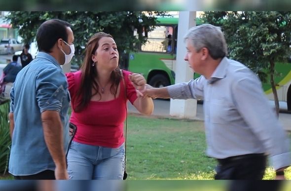 Simulação de uma cena de violência contra a mulher despertou a atenção das pessoas no Terminal Urbano