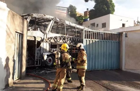 Incêndio em garagem no Bairro Aparecida. Moradores do entorno do estabelecimento tiveram que ser evacuados. (foto: CBMG/Divulgação)