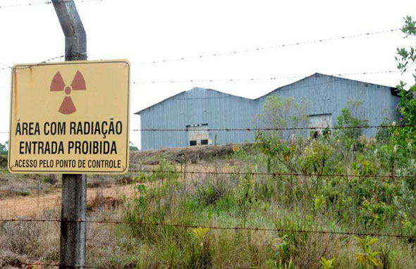 A barragem contém material radioativo relativo à primeira mina de urânio do Brasil (foto: Beto Novaes/EM/D.A Press - 04/02/2011 )