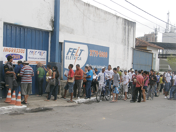 Torcedores fazem fila para comprar ingressos    foto: Bárbara Cardoso 