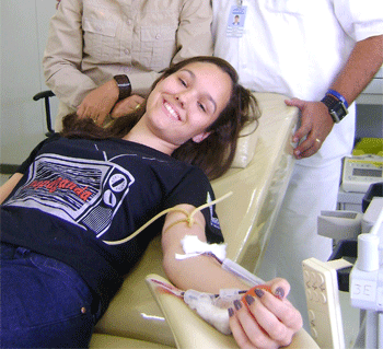 Com apenas 17 anos, Júlia Paiva Moreira faz sua primeira doação