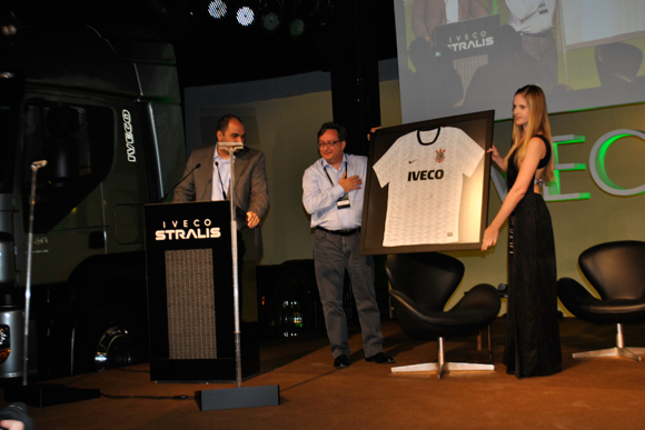 Piquini recebe quadro com camisa do Corinthians autografada / Foto: Juliana Nunes