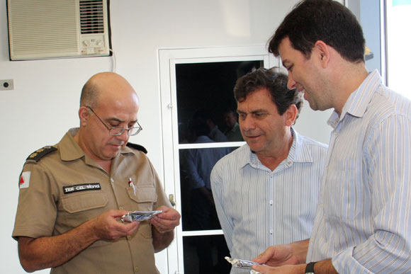 TenCel Sílvio recebe os bafômetros do prefeito e gerente da Ambev / Foto: Ascom prefeitura Sete Lagoas