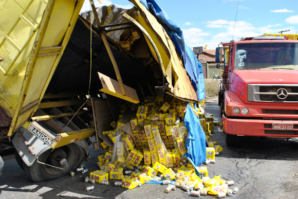 Parte da carga ficou espalhada no asfalto / Foto: Juliana Nunes