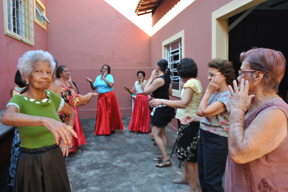 Grupo Convivência ensaiando para apresentação de Dança do Ventre / Foto: Juliana Nunes