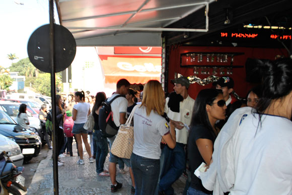 Longas filas se formaram no posto de venda de ingressos no centro de Sete Lagoas / Foto: Marcelo Paiva
