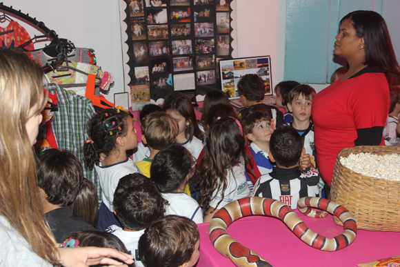 Crianças participam de atividades na Festa do Folclore