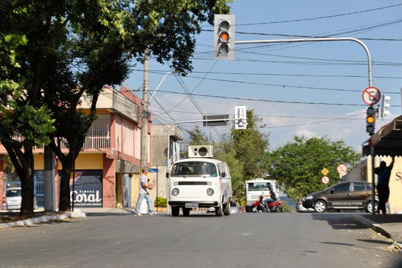 Semáforo está em alerta no cruzamento das ruas Santana com Goiás / Foto: Marcelo Paiva