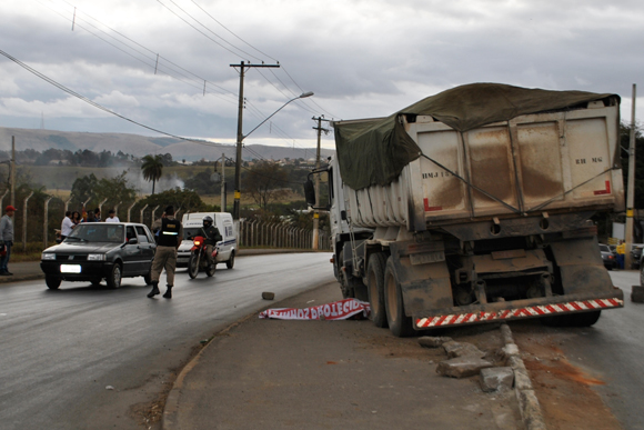 Com o impacto da batida corpo da mulher e caminhão pararam em cima do canteiro central / Foto: Marcelo Paiva