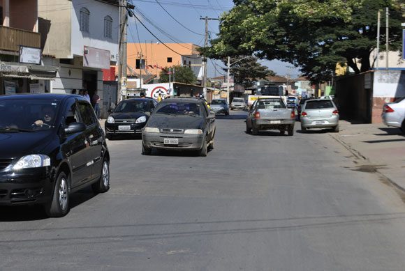 Com veículos estacionados dos dois lados a rua fica intransitável / Foto: Marcelo Paiva