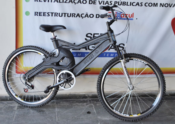 Bicicleta feita a partir de garrafas pet / Foto: Marcelo Paiva