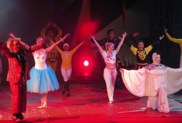 Le Cirque oferece diversão com palhaços, acrobatas, trapezistas e muito mais