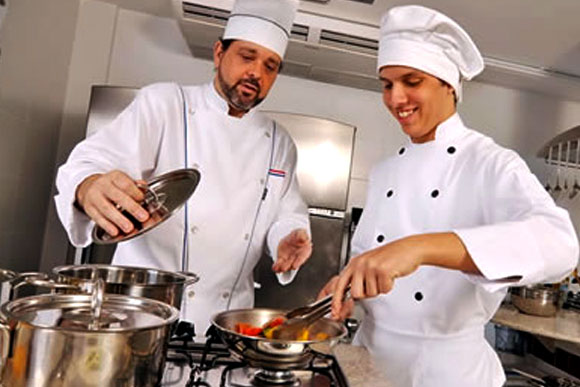 O profissional vai auxiliar os demais funcionários da cozinha / Foto: Divulgação Senac