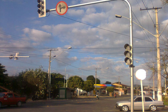 Semáforo está em flash deixando trânsito confuso na região / Foto: Marcelo Paiva