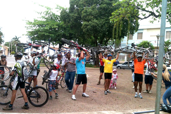 Ato de segurar a bicicleta caracteriza o dia mundial sem carro / Foto: Marcelo Paiva