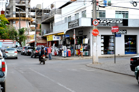 Motociclista também não se incomoda e ignora parada no cruzamento / Foto: Marcelo Paiva