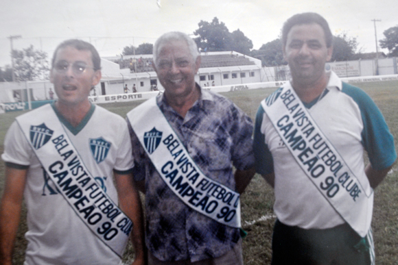 Wilson de Souza (diretor), Dilceu de Oliveira (presidente do Bela Vista) e Ildeu Fonseca (treinador da equipe) / Foto arquivo pessoal