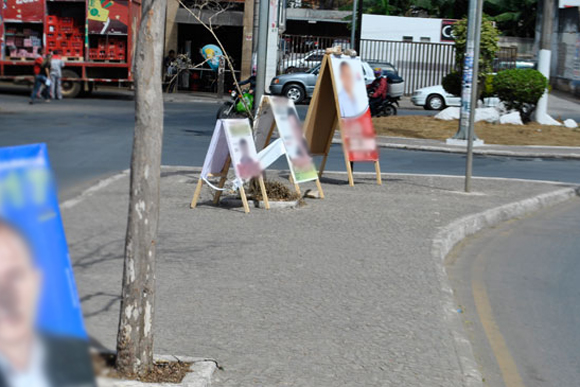 Cavaletes, placas e Banner já foram apreendidos por irregularidades / Foto: Marcelo Paiva