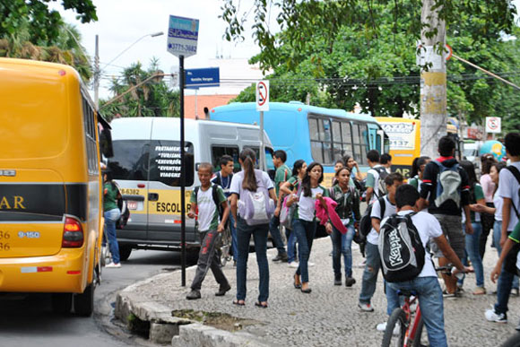 É preciso que motoristas tenham atenção no trânsito na entrada e saída da escola / Foto: Juliana Nunes