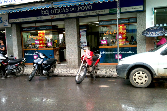 Local onde estava o bicicletário só é lembrado pelas marcas no asfalto / Foto: Marcelo Paiva