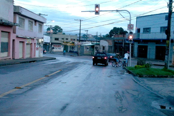 Para sair da Chiquinha Avelar e entrar na rua Equador motoristas precisam da colaboração de quem vem em sentido contrário / Foto: Marcelo Paiva