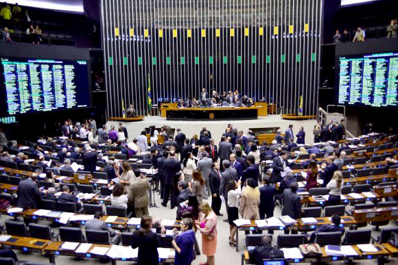 Deputados derrubaram a PEC 37 com votação de 430 contra 9 favoráveis a medida / Foto: gazetadopovo 