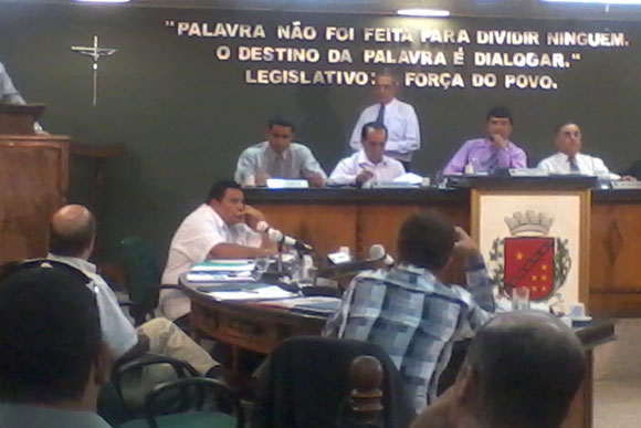 O presidente da Câmara Márcio Paulino, o Lulu, teve dificuldade em organizar a sessão / Foto: Nayara Souza