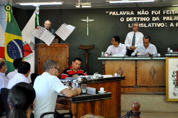 Pastor Alcides mostra o jornal do Legislativo com a publicação das contratações da Câmara / Foto: Marcelo Paiva