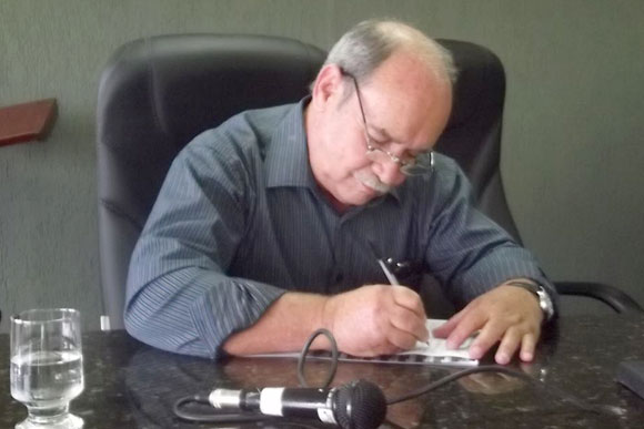 Leone Maciel assina ficha de filiação ao PMN / Foto: Divulgação