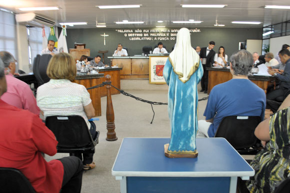 Fiéis levaram imagem da Santa para acompanhar a reunião / Foto: Marcelo Paiva 