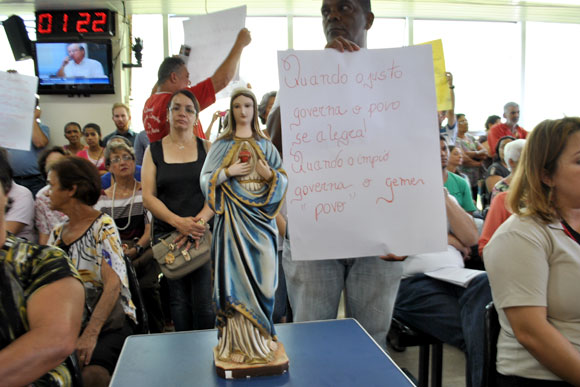 Religiosos de várias paróquias levaram cartazes para protestarem / Foto: Marcelo Paiva