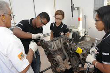 O técnico em mecânica é um dos cursos oferecidos na cidade. / Foto: fiema.org.br