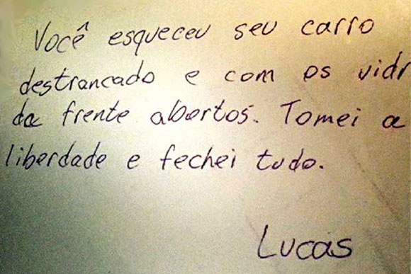 Lucas deixou um bilhete no para-brisa do carro que estava aberto / Foto: Lívia Kotama/Divulgação