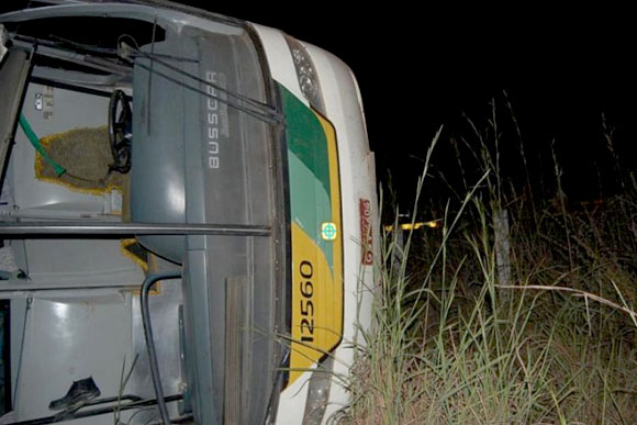 ônibus despencou de um barranco com cerca de três metros de altura / Foto: Divulgação Bombeiros