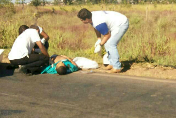 Corpo da vítima ficou caído na rodovia / Foto: Setelagoas.com.br (Wathsapp)